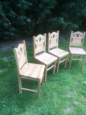 Enyhén döntött támlájú tölgyfa székek